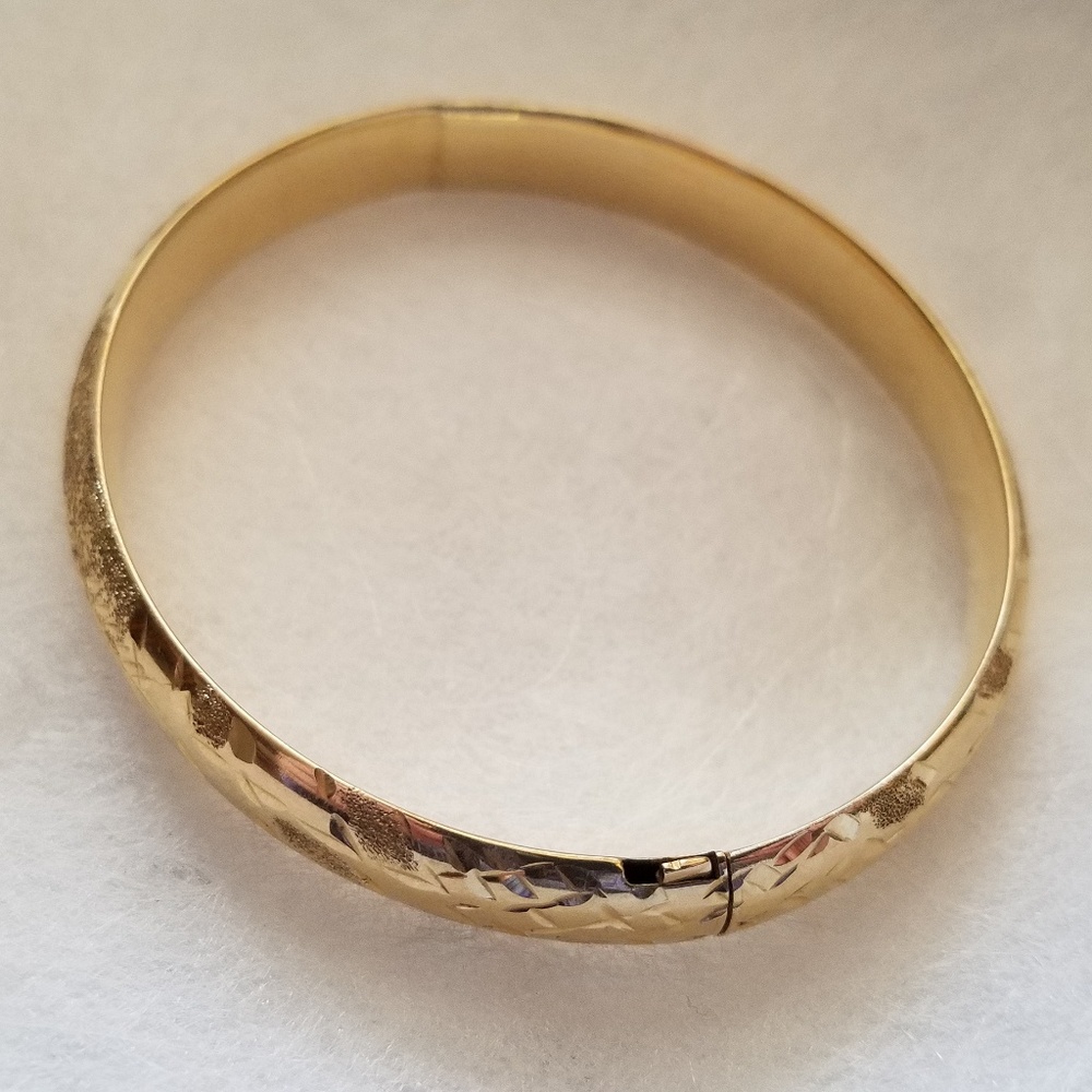 Lady 14 K gold bangle